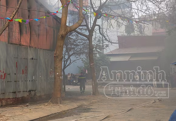 Xảy cháy lớn tại một kho hàng gần trung tâm Hà Nội ảnh 4 Xảy cháy lớn tại một kho hàng gần trung tâm Hà Nội ảnh 4