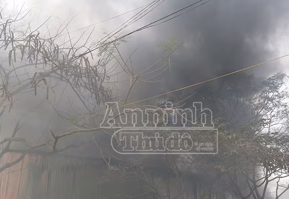 Xảy cháy lớn tại một kho hàng gần trung tâm Hà Nội ảnh 5 Xảy cháy lớn tại một kho hàng gần trung tâm Hà Nội ảnh 5