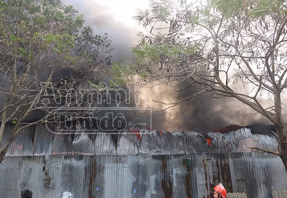 Xảy cháy lớn tại một kho hàng gần trung tâm Hà Nội ảnh 6 Xảy cháy lớn tại một kho hàng gần trung tâm Hà Nội ảnh 6