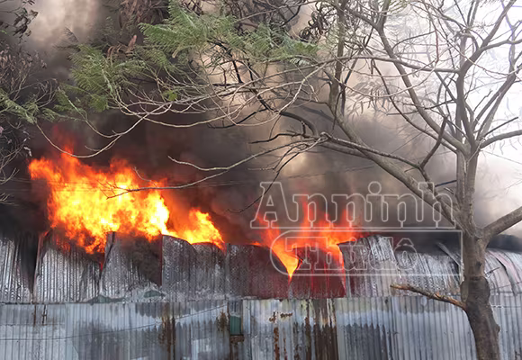 Xảy cháy lớn tại một kho hàng gần trung tâm Hà Nội ảnh 1 Xảy cháy lớn tại một kho hàng gần trung tâm Hà Nội ảnh 1