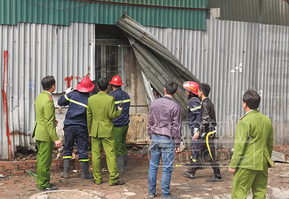 Xảy cháy lớn tại một kho hàng gần trung tâm Hà Nội ảnh 7 Xảy cháy lớn tại một kho hàng gần trung tâm Hà Nội ảnh 7