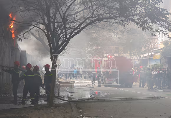 Xảy cháy lớn tại một kho hàng gần trung tâm Hà Nội ảnh 8 Xảy cháy lớn tại một kho hàng gần trung tâm Hà Nội ảnh 8