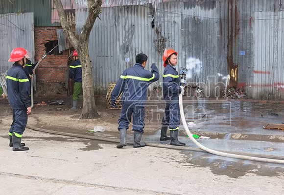 Xảy cháy lớn tại một kho hàng gần trung tâm Hà Nội ảnh 9 Xảy cháy lớn tại một kho hàng gần trung tâm Hà Nội ảnh 9