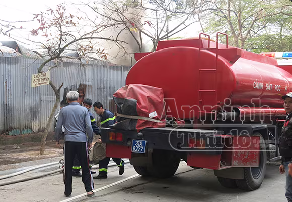 Xảy cháy lớn tại một kho hàng gần trung tâm Hà Nội ảnh 10 Xảy cháy lớn tại một kho hàng gần trung tâm Hà Nội ảnh 10