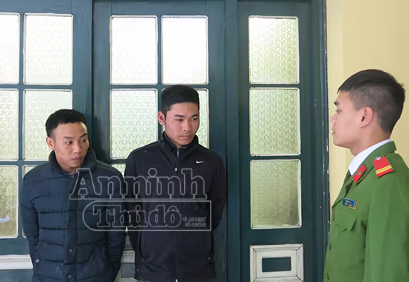 Lợi dụng khách đang chúc Tết, trộm ở ngoài “nhảy” gương xe ảnh 2