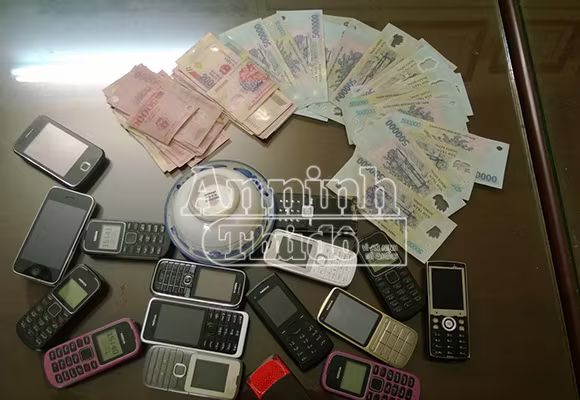 Bắt gọn "ổ" cờ bạc trong căn nhà hoang ảnh 2 Bắt gọn "ổ" cờ bạc trong căn nhà hoang ảnh 2