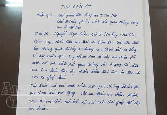Không tìm được nơi trọ thi, mẹ con sĩ tử được CSGT đưa về trụ sở ở tạm ảnh 3 Không tìm được nơi trọ thi, mẹ con sĩ tử được CSGT đưa về trụ sở ở tạm ảnh 3