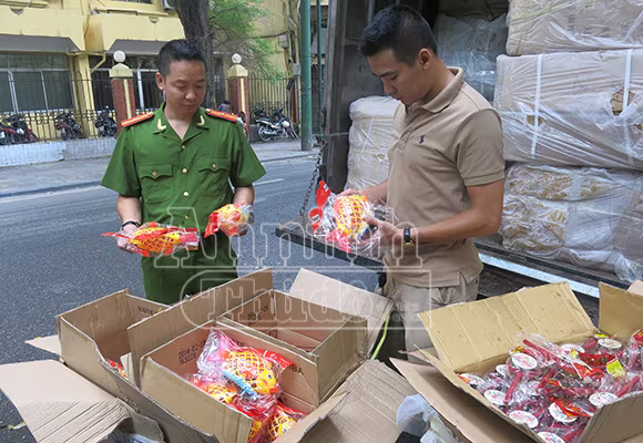 “Chặn đứng” một xe tải đồ chơi chưa kiểm định, từ Móng Cái về Hà Nội ảnh 4 “Chặn đứng” một xe tải đồ chơi chưa kiểm định, từ Móng Cái về Hà Nội ảnh 4