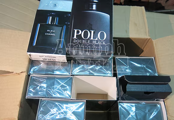 Sốc: Nước hoa Chanel, Gucci… đổ đống ngoài bãi xe ảnh 3 Sốc: Nước hoa Chanel, Gucci… đổ đống ngoài bãi xe ảnh 3