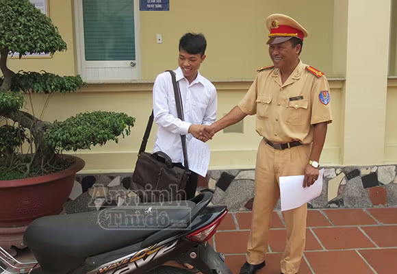 Vui mừng nhận lại xe máy sau 6 năm bị mất cắp ảnh 3