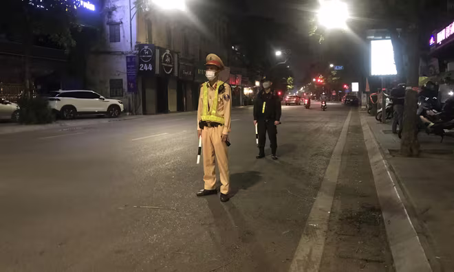 Lực lượng 141 cắm chốt, tuần tra kiểm soát công khai trên đường phố... Lực lượng 141 cắm chốt, tuần tra kiểm soát công khai trên đường phố...