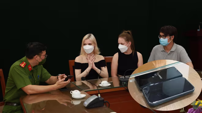 Cơ quan Công an đã thu hồi lại hai chiếc điện thoại bị lái xe taxi chiếm đoạt, trao trả cho hai nữ du khách người Nga