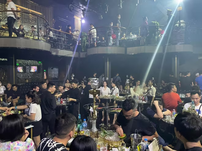 Thời điểm kiểm tra, nhiều nam nữ thanh niên đang &quot;bay lắc&quot; trong tiếng nhạc chát chúa