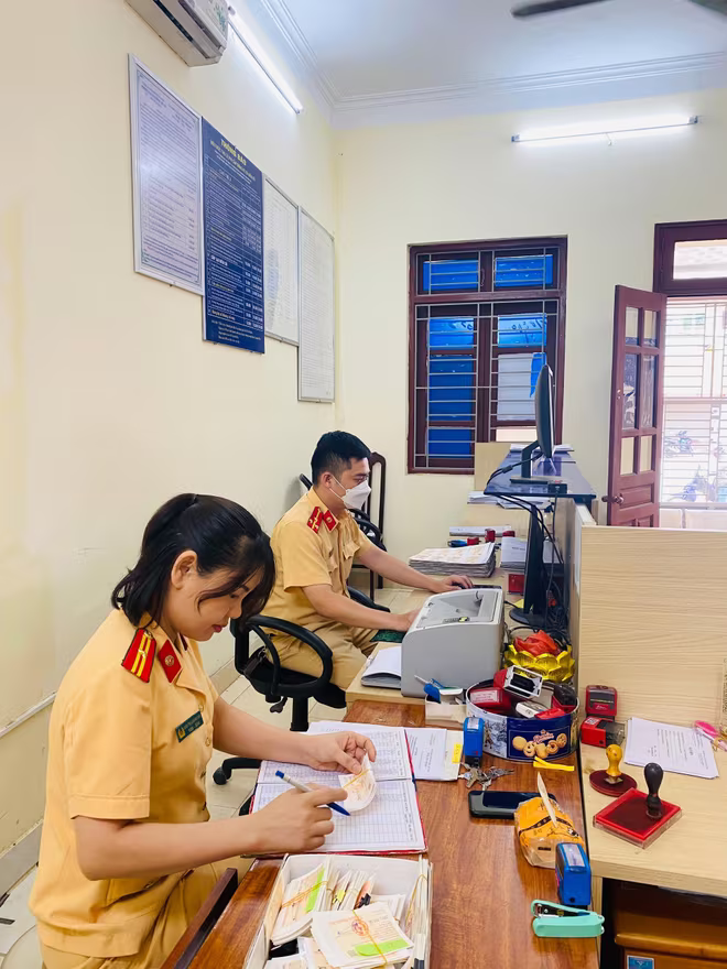 Cán bộ chiến sĩ Đội Cảnh sát giao thông trật tự - Công an huyện Ba Vì tranh thủ cả giờ nghỉ trưa để phục vụ nhân dân Cán bộ chiến sĩ Đội Cảnh sát giao thông trật tự - Công an huyện Ba Vì tranh thủ cả giờ nghỉ trưa để phục vụ nhân dân