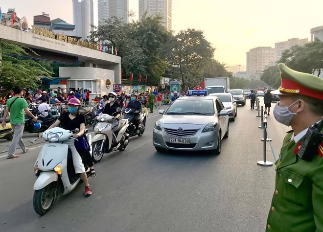 Cổng trường Tiểu học Dịch Vọng B và THCS Dịch Vọng không còn cảnh ùn tắc giờ cao điểm, hoặc tan tầm nhờ mô hình "Cổng trường học an toàn - văn minh" Cổng trường Tiểu học Dịch Vọng B và THCS Dịch Vọng không còn cảnh ùn tắc giờ cao điểm, hoặc tan tầm nhờ mô hình "Cổng trường học an toàn - văn minh"