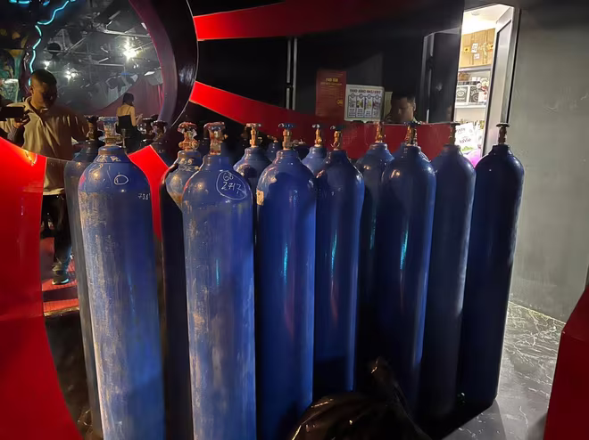 Số bình &quot;khí cười&quot; thu giữ tại kho của bar Candyflip