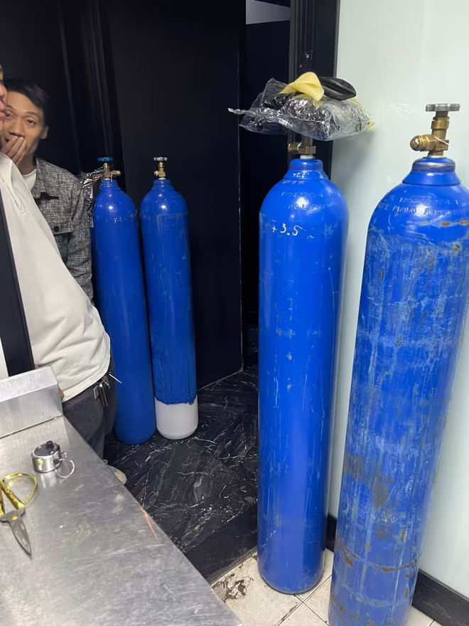 4 bình &quot;khí cười&quot; được phát hiện để ngay tại cửa ra vào kho, thuận tiện cho việc bơm &quot;bóng cười&quot;