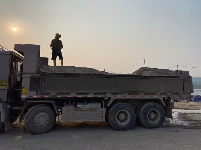 Các đối tượng hút cát trái phép sử dụng máy xúc đưa sang xe tải vận chuyển đi luôn, hoạt động lén lút gây bức xúc Các đối tượng hút cát trái phép sử dụng máy xúc đưa sang xe tải vận chuyển đi luôn, hoạt động lén lút gây bức xúc