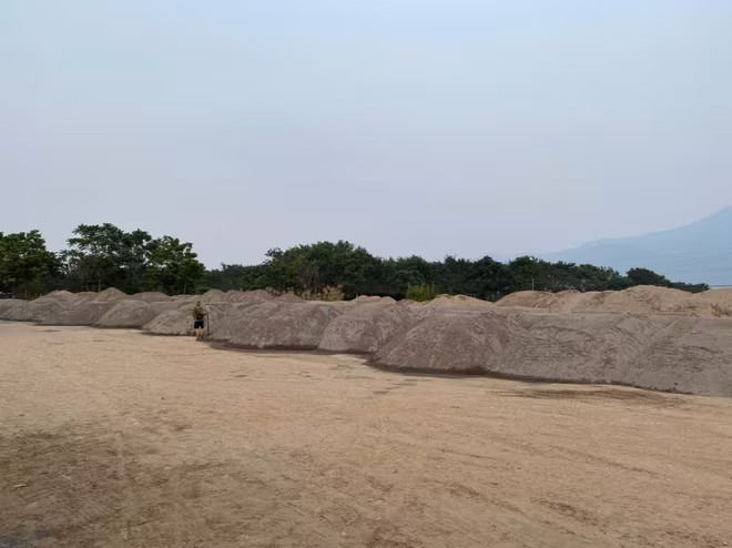 Các bến bãi VLXD nếu không được quản lý chặt có thể trở thành điểm "ngụy trang" cho "cát tặc" lộng hành Các bến bãi VLXD nếu không được quản lý chặt có thể trở thành điểm "ngụy trang" cho "cát tặc" lộng hành