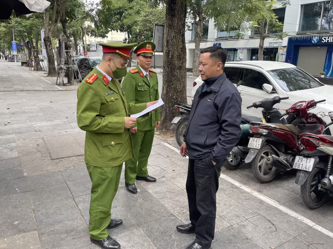 Không chỉ dừng lại ở tuyên truyền, dù là ngày Tết nhưng Công an quận Hoàn Kiếm vẫn kiên quyết xử lý các bãi xe vi phạm Không chỉ dừng lại ở tuyên truyền, dù là ngày Tết nhưng Công an quận Hoàn Kiếm vẫn kiên quyết xử lý các bãi xe vi phạm