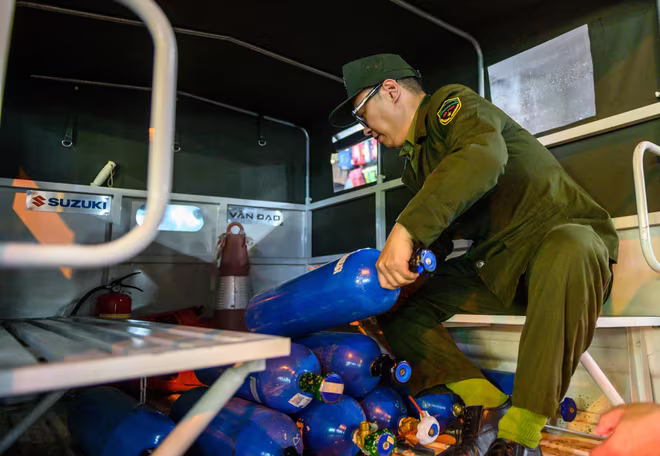 Số bình khí này được tập kết tại kho rồi bán lẻ cho khách mua về sử dụng Số bình khí này được tập kết tại kho rồi bán lẻ cho khách mua về sử dụng