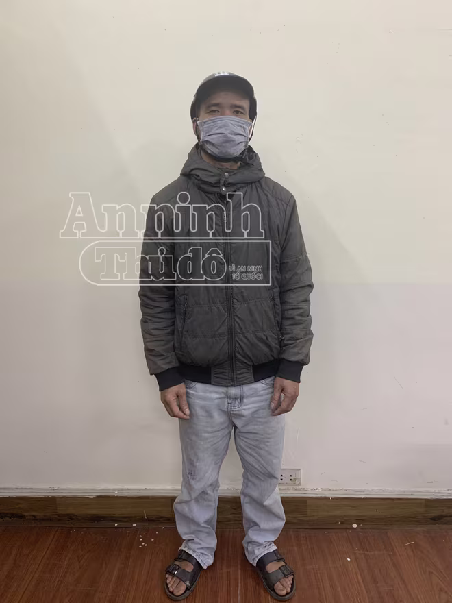 Chân dung kẻ biến thái khiêu dâm trước cổng trường Đại học Thương mại Chân dung kẻ biến thái khiêu dâm trước cổng trường Đại học Thương mại