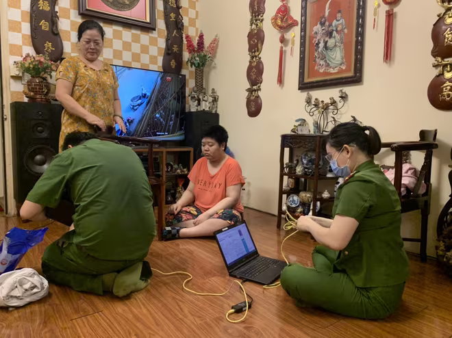 Những chiến sĩ Công an không quản ngại vất vả, đến tận nhà người dân cấp CCCD gắn chíp lưu động