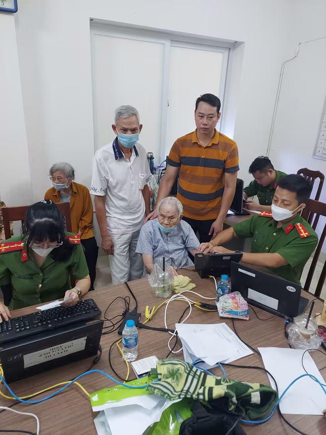 Tỉ mỉ trong từng thao tác, cán bộ chiến sĩ Công an phường Thanh Nhàn quyết tâm thực hiện Mệnh lệnh 01 với mục tiêu "về đích" sớm Tỉ mỉ trong từng thao tác, cán bộ chiến sĩ Công an phường Thanh Nhàn quyết tâm thực hiện Mệnh lệnh 01 với mục tiêu "về đích" sớm