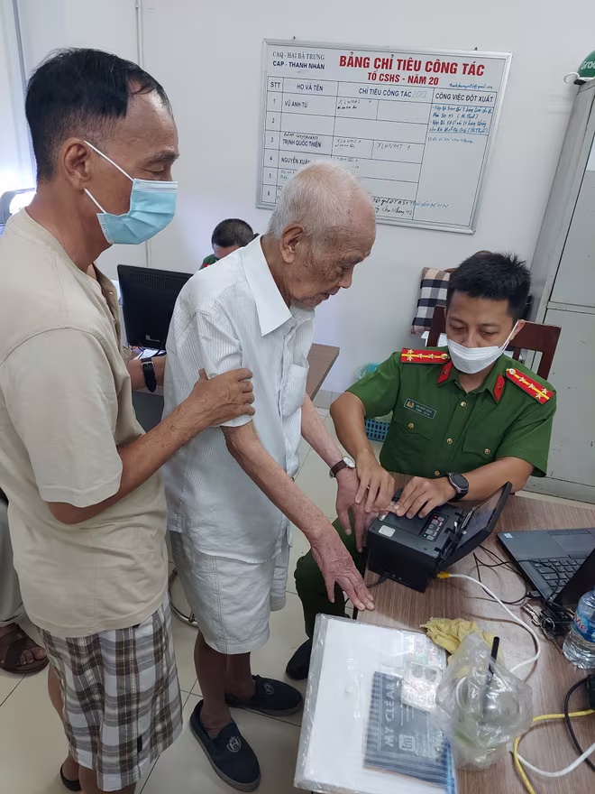 Được tuyên truyền, vận động, nhiều hộ gia đình đã chủ động đưa người thân đi làm CCCD gắn chíp Được tuyên truyền, vận động, nhiều hộ gia đình đã chủ động đưa người thân đi làm CCCD gắn chíp