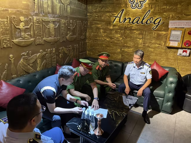 Công an phường phối hợp với lực lượng chức năng kiểm tra, xử lý "bóng cười" Công an phường phối hợp với lực lượng chức năng kiểm tra, xử lý "bóng cười"