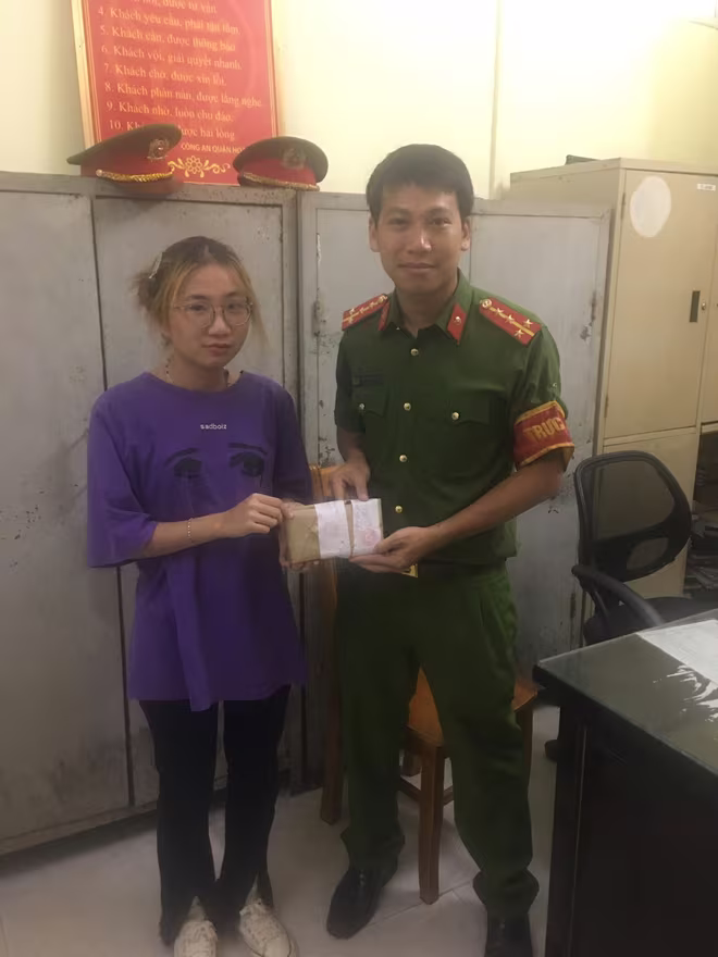 Người dân nhận lại tài sản bị mất thông qua việc phát động phong trào "Nhặt được của rơi trả lại người mất" của Công an phường Người dân nhận lại tài sản bị mất thông qua việc phát động phong trào "Nhặt được của rơi trả lại người mất" của Công an phường