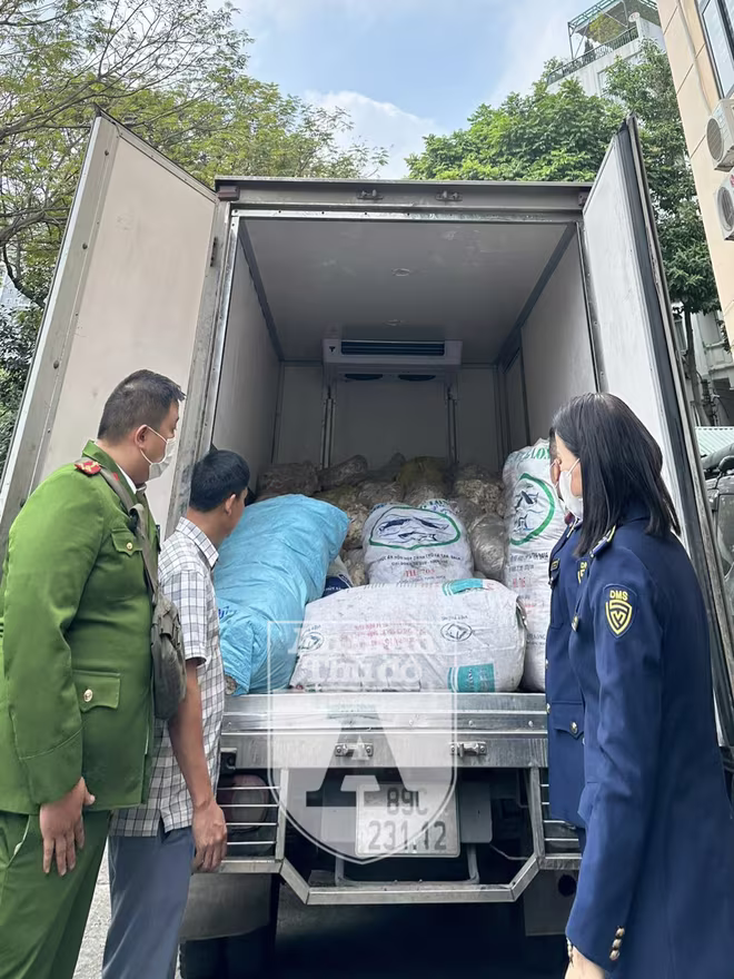 Rất có thể số mỡ lợn này được chế biến, ép thành mỡ nước tuồn vào các cơ sở chiên rán Rất có thể số mỡ lợn này được chế biến, ép thành mỡ nước tuồn vào các cơ sở chiên rán