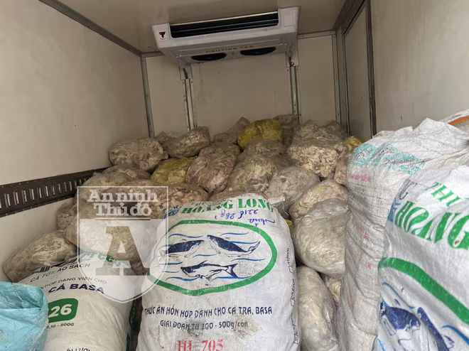 Trên xe chở 1,1 tấn mỡ lợn gạt bì đang bốc mùi hôi thối Trên xe chở 1,1 tấn mỡ lợn gạt bì đang bốc mùi hôi thối