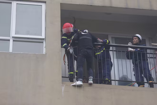 Hình ảnh diễn tập chữa cháy và cứu nạn, cứu hộ tại chung cư N04-B1, phường Dịch Vọng