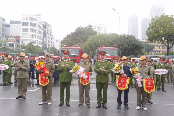 Các đơn vị tham gia thi tài chữa cháy và cứu nạn, cứu hộ được trao giải ngay trước buổi diễn tập PCCC&amp;CNCH tại chung cư N04-B1, phường Dịch Vọng