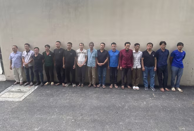 Ổ nhóm này lợi dụng lễ hội làng để rủ nhau đánh bạc dưới hình thức "xóc đĩa" Ổ nhóm này lợi dụng lễ hội làng để rủ nhau đánh bạc dưới hình thức "xóc đĩa"