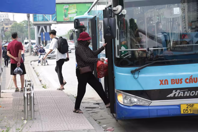 Nhiều xe buýt vi phạm dừng đỗ, đón trả khách