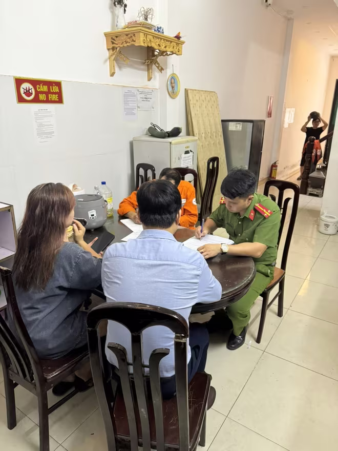 UBND phường Dịch Vọng Hậu yêu cầu ký cam kết, đảm bảo các yêu cầu an toàn về PCCC đối với 100% cơ sở cho thuê trọ trên địa bàn UBND phường Dịch Vọng Hậu yêu cầu ký cam kết, đảm bảo các yêu cầu an toàn về PCCC đối với 100% cơ sở cho thuê trọ trên địa bàn