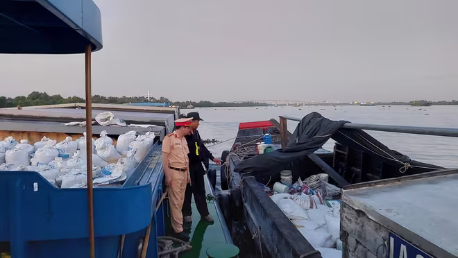 Các đối tượng đang vận chuyển từ sà lan xuống ghe gỗ để mang đi tiêu thụ thì bị phát hiện Các đối tượng đang vận chuyển từ sà lan xuống ghe gỗ để mang đi tiêu thụ thì bị phát hiện