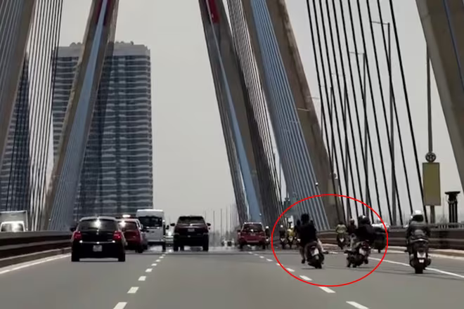 Nhóm thanh, thiếu niên điều khiển 2 xe máy đánh võng trên cầu Nhật Tân Nhóm thanh, thiếu niên điều khiển 2 xe máy đánh võng trên cầu Nhật Tân