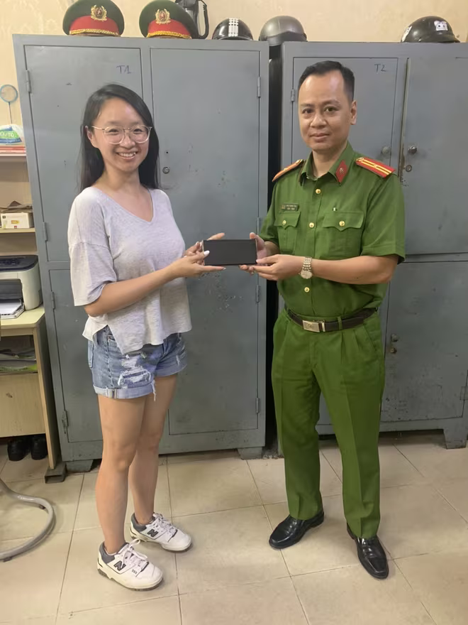 Nữ du khách nhận lại được điện thoại bị trộm cắp Nữ du khách nhận lại được điện thoại bị trộm cắp