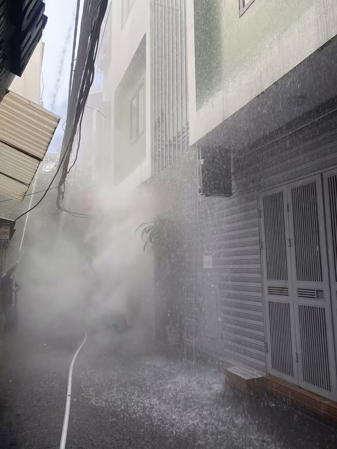 Họng cấp nước vách tường ở phường Dịch Vọng được thử nghiệm và cho hiệu quả đáng ghi nhận