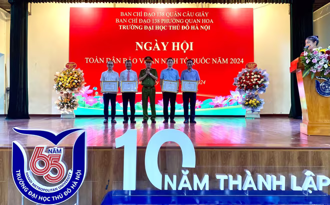 Các tập thể, cá nhân có thành tích xuất sắc trong phong trào toàn dân bảo vệ an ninh Tổ quốc được tặng giấy khen của các cấp lãnh đạo Các tập thể, cá nhân có thành tích xuất sắc trong phong trào toàn dân bảo vệ an ninh Tổ quốc được tặng giấy khen của các cấp lãnh đạo