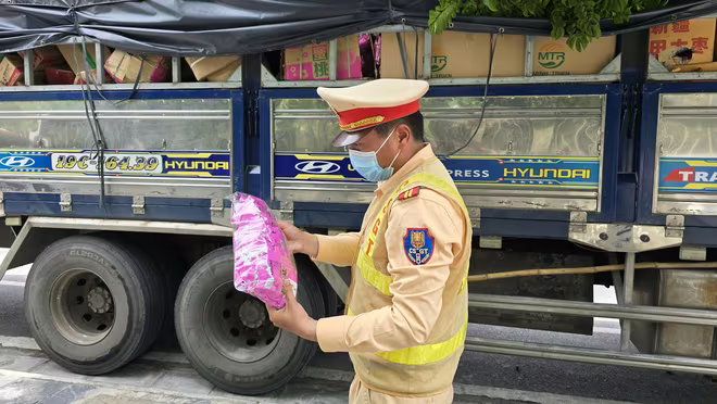 Các loại bánh kẹo, thực phẩm đều không rõ nguồn gốc