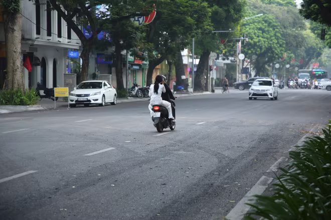 Chở con em tới trường, nhiều phụ huynh vẫn để con không đội mũ bảo hiểm Chở con em tới trường, nhiều phụ huynh vẫn để con không đội mũ bảo hiểm