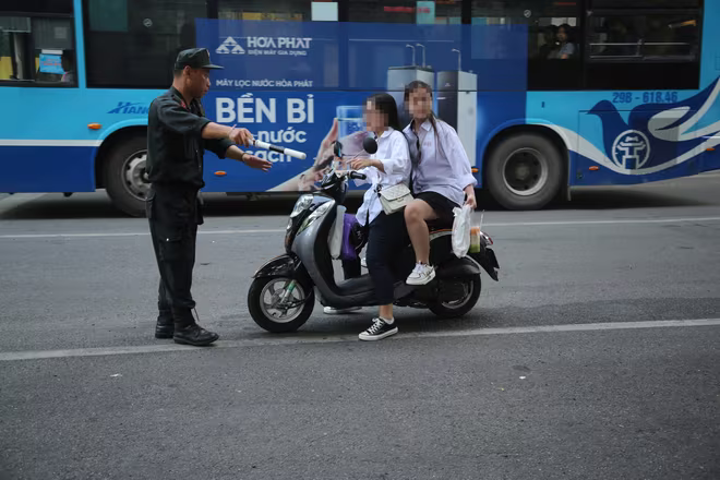 Các tổ công tác đặc biệt được triển khai, kiên quyết xử lý với học sinh, phụ huynh chở con em tới trường không đội mũ bảo hiểm Các tổ công tác đặc biệt được triển khai, kiên quyết xử lý với học sinh, phụ huynh chở con em tới trường không đội mũ bảo hiểm