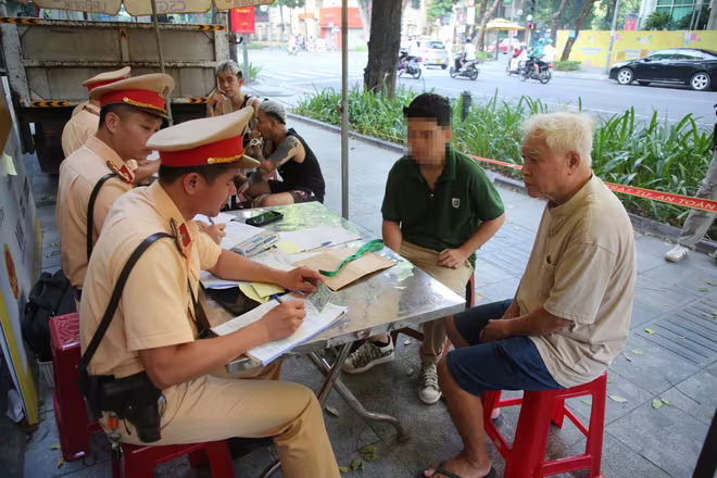 Nếu phụ huynh không chấp hành Luật An toàn giao thông sẽ trở thành tấm gương xấu cho con em Nếu phụ huynh không chấp hành Luật An toàn giao thông sẽ trở thành tấm gương xấu cho con em