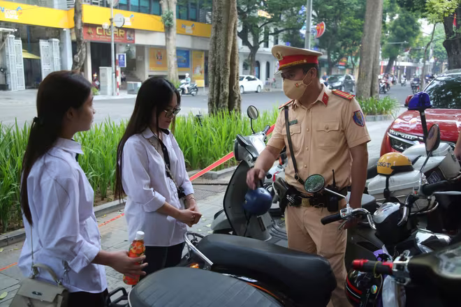 Việc xử lý học sinh điều khiển phương tiện không đội mũ bảo hiểm nhằm nâng cao ý thức chấp hành các quy định của pháp luật cho các em Việc xử lý học sinh điều khiển phương tiện không đội mũ bảo hiểm nhằm nâng cao ý thức chấp hành các quy định của pháp luật cho các em