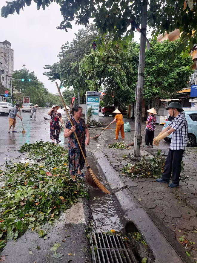 Người dân được kêu gọi ra đường dọn dẹp vệ sinh sau cơn bão