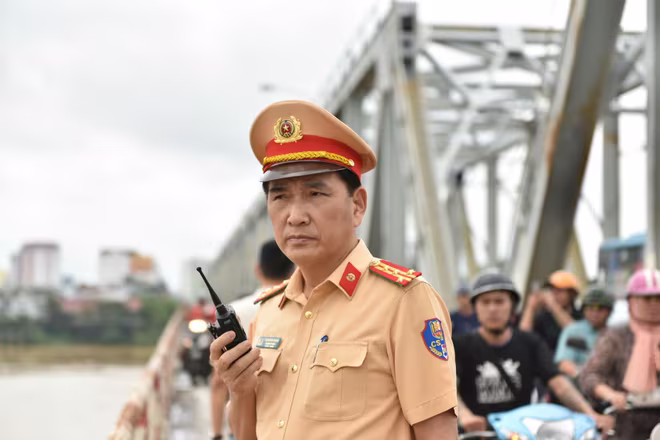 Đại tá Trần Đình Nghĩa - Trưởng phòng Cảnh sát giao thông có mặt chỉ đạo công tác cứu hộ Đại tá Trần Đình Nghĩa - Trưởng phòng Cảnh sát giao thông có mặt chỉ đạo công tác cứu hộ